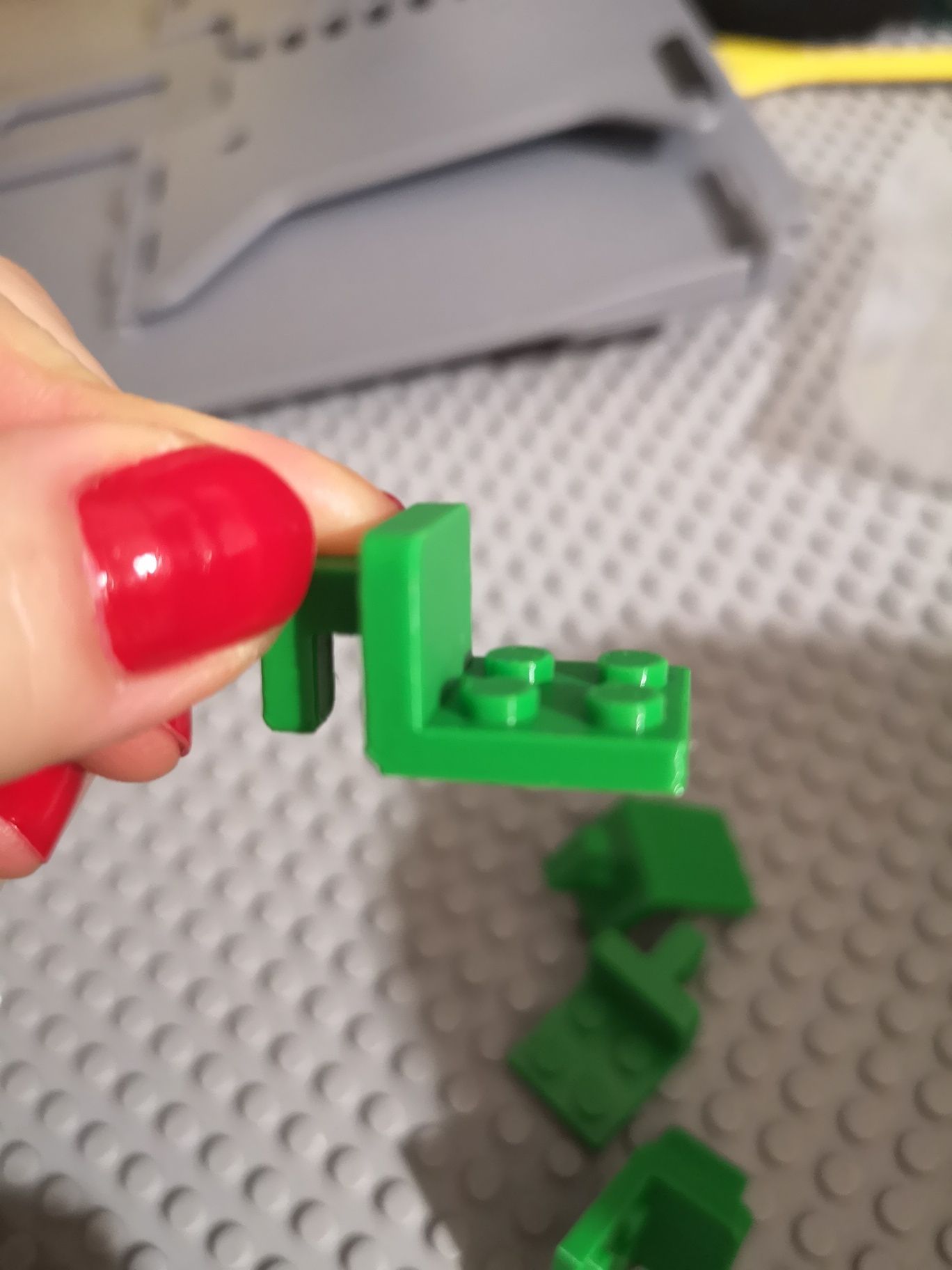 Stojaki tacki na figurki lego do tablicy Ikea