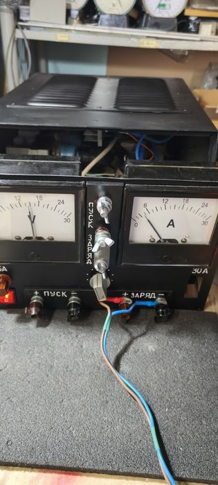 Пускозарядний пристрій.