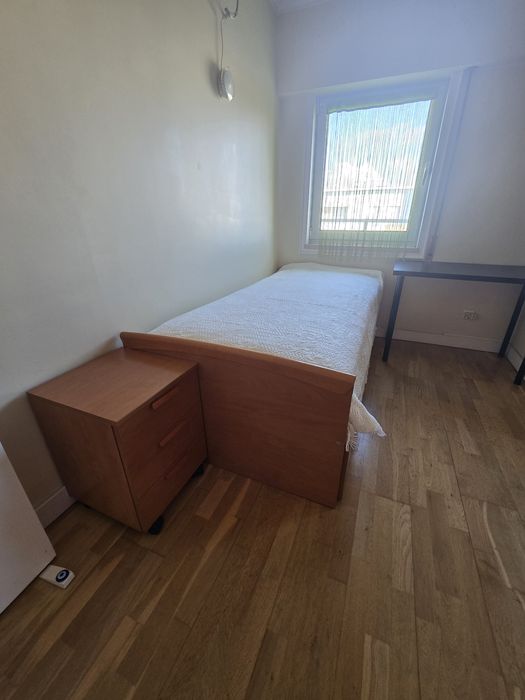 Cama de solteiro e mesa