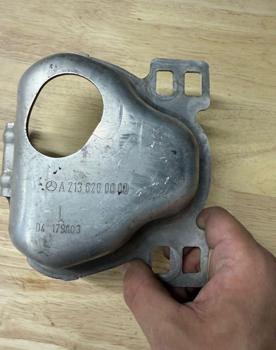 A2136260000 Кронштейн переднього бампера