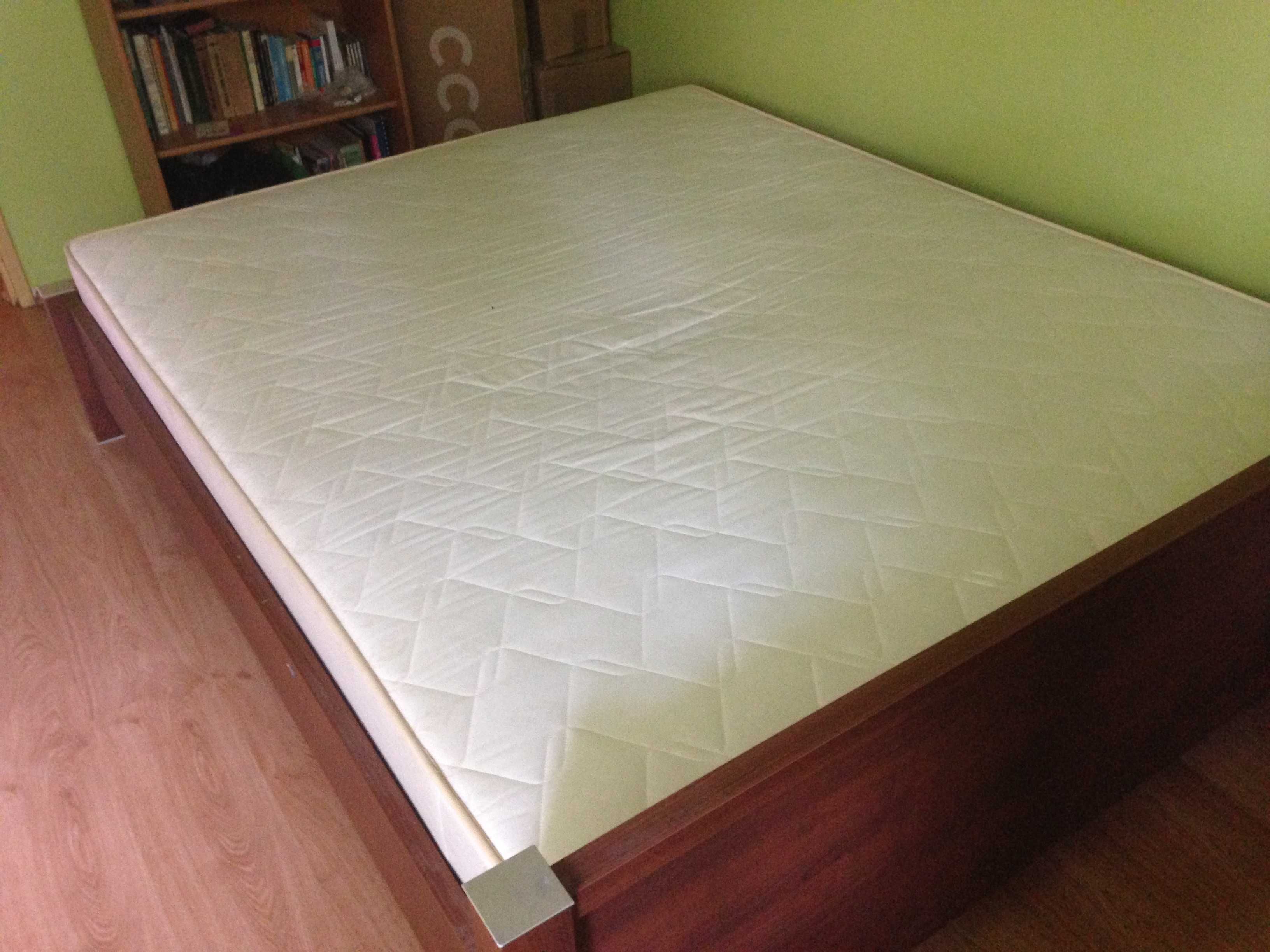 Łóżko razem z materacem 200 x 160 cm