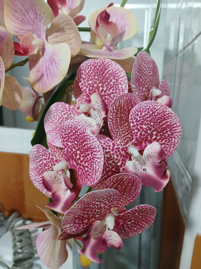Jarra  cinzento azulado em cerâmica com orquídeas