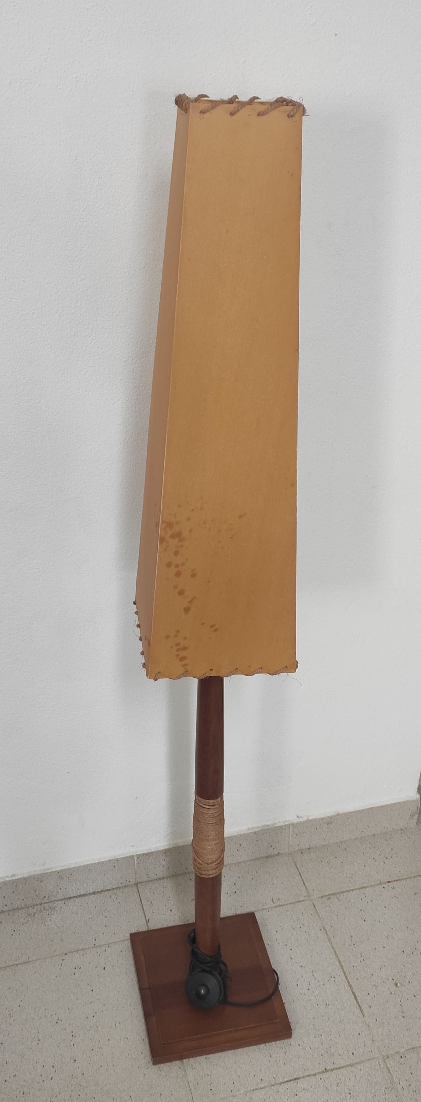 Candeeiro de pé alto