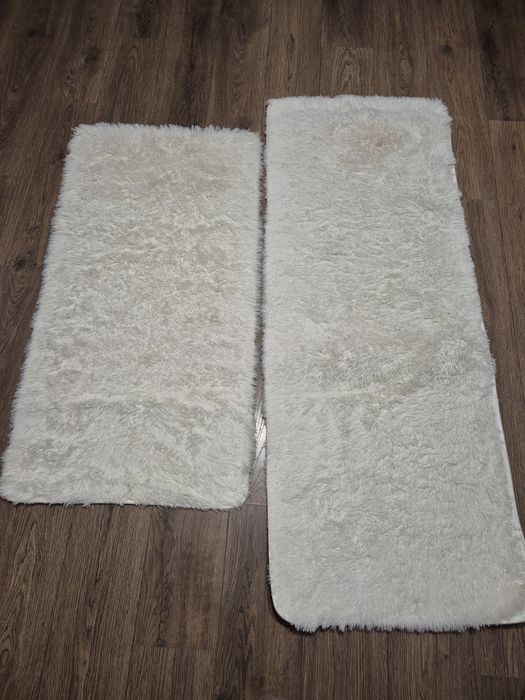 Dwa białe dywaniki