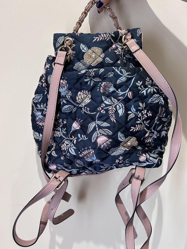 Mochila em tecido floral