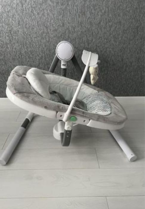 Дитяче крісло-гойдалка з подарунком