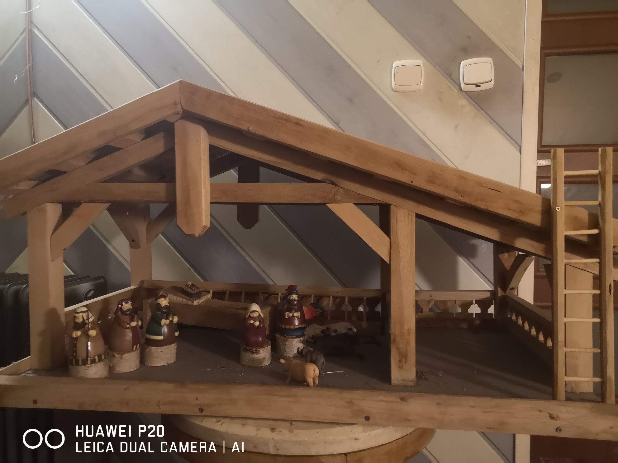 Duża szopka z jesionu
