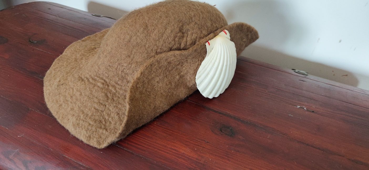 Czapka filcowa średnioweczna pielgrzymia z muszla 3
