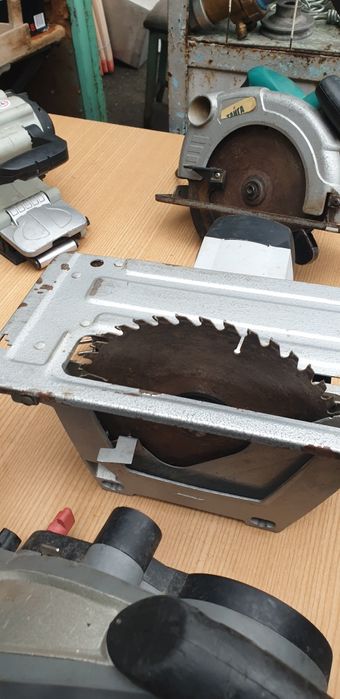 Продам циркулярную торцовочную пилу переворотную"Уралмаш"2200 Watt