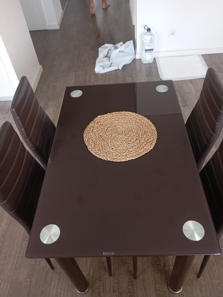 Mesa de Jantar com 4 Cadeiras – Moderna e Compacta