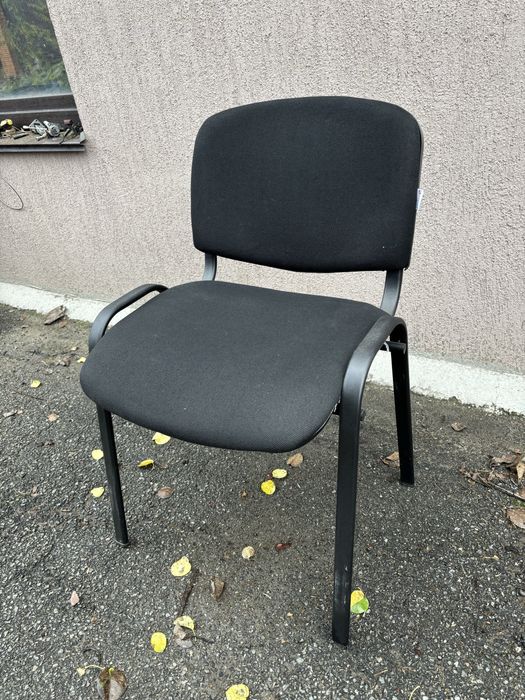 Офісні стільці на ніжках чорні