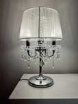 Efektowna lampa stołowa w stylu glamour