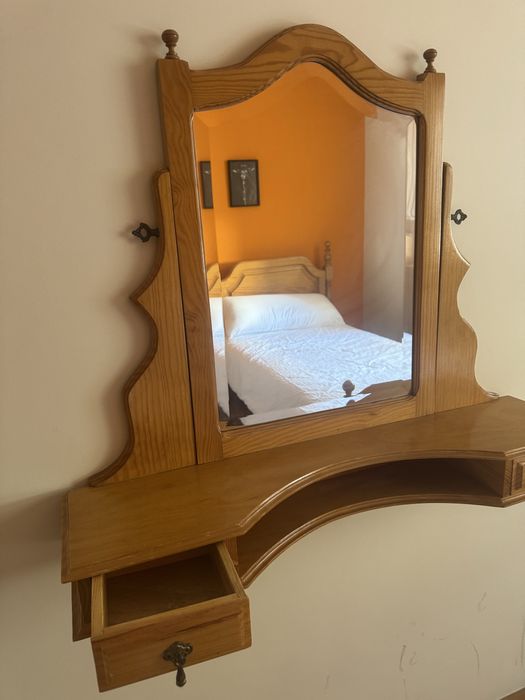 Camas, colchões, cabeceira, espelho