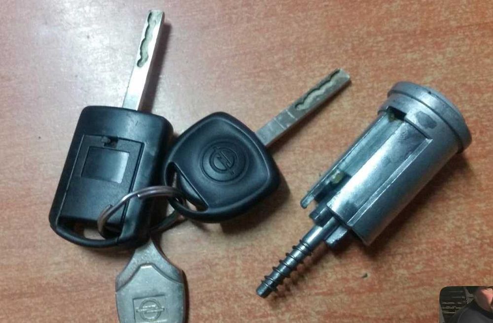 Stacyjka dwa kluczyki Opel Meriva a Corsa C