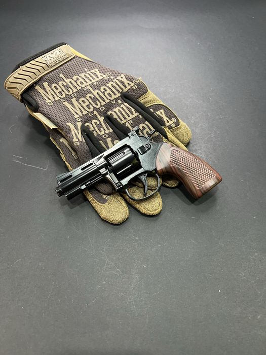 Металевий револьвер на пістонах