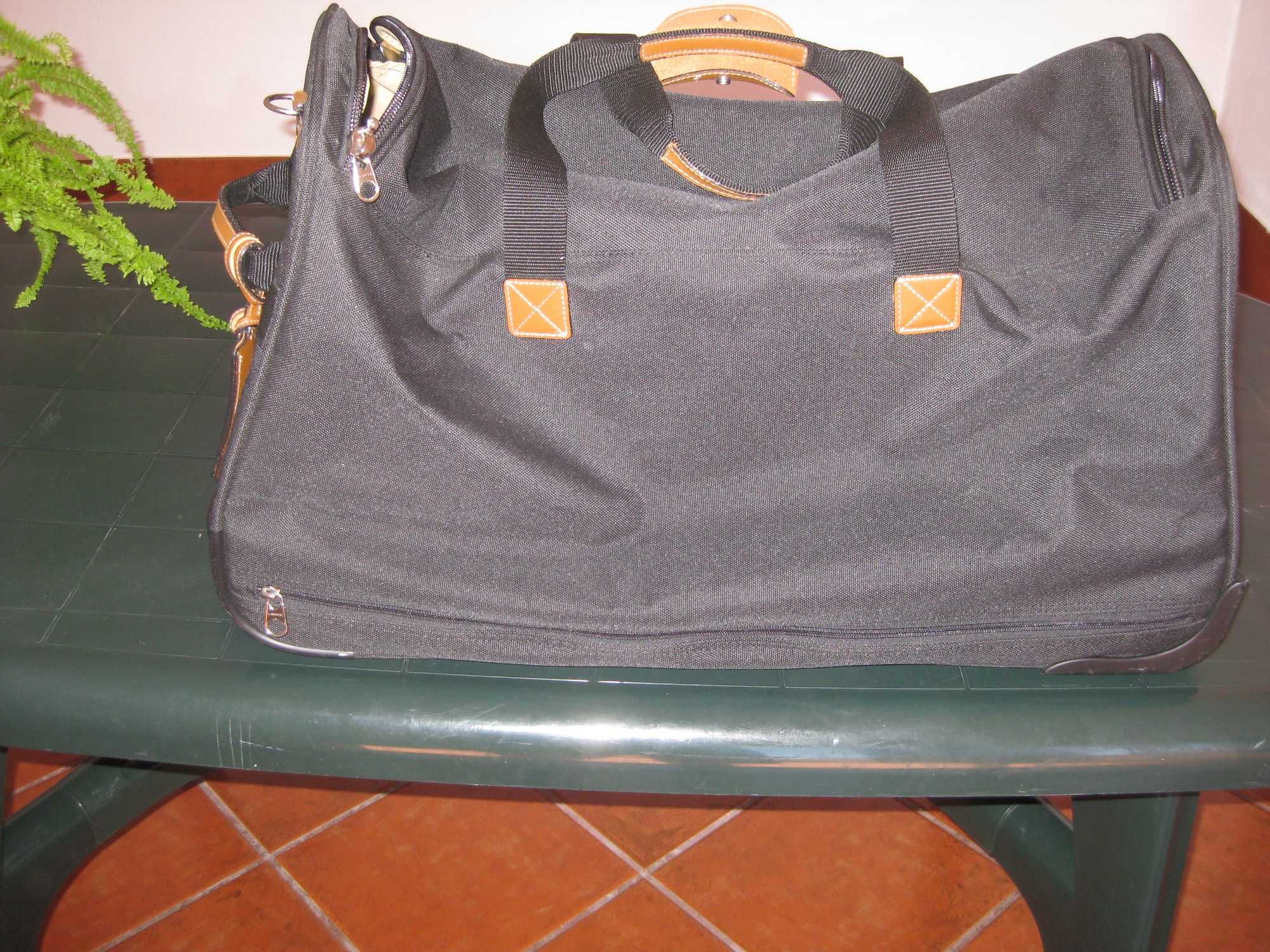 Troley para viagem da prestigiada marca LANCEL.