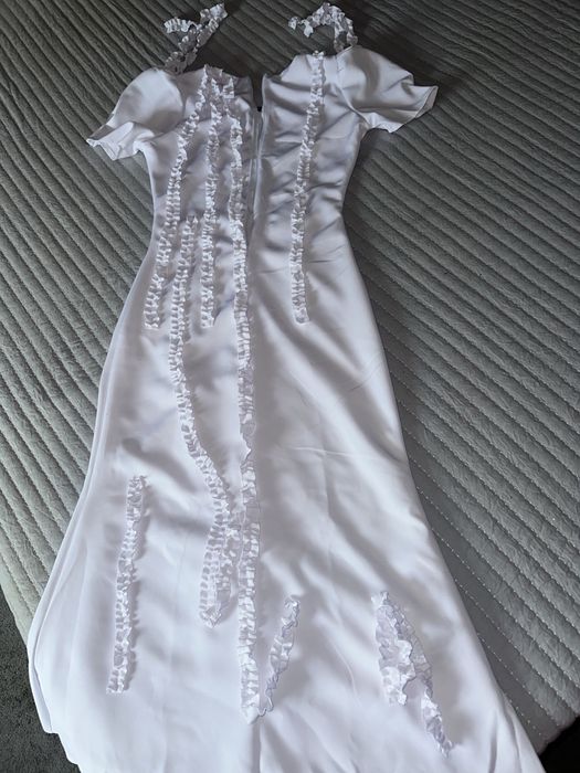 Біла святкова сукня з рюшами