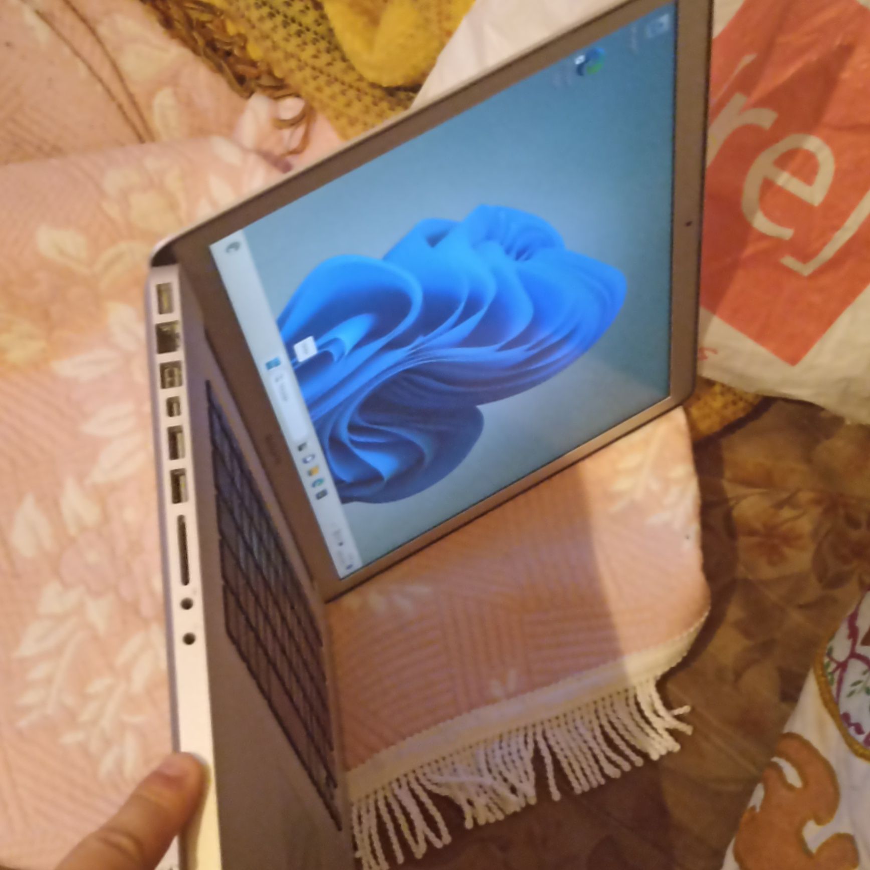 Apple MacBook pro 15.6 polegadas com Windows 11 home e carregador