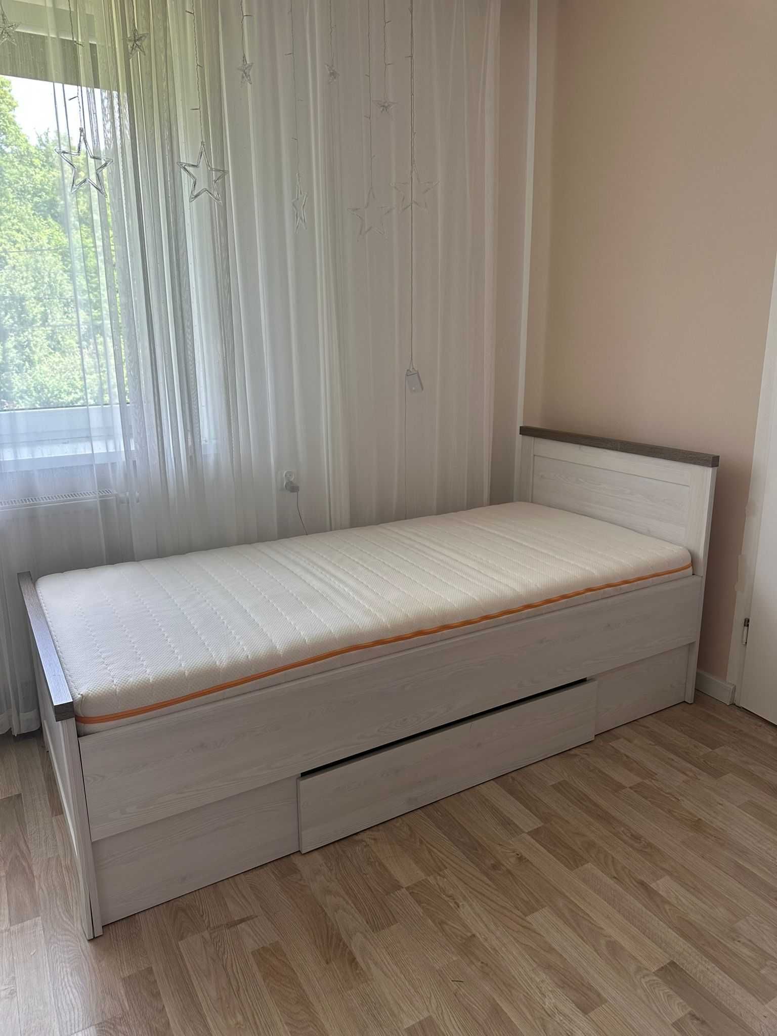 Dwa Łóżka ze stelażami i materacami 90x200  250 PLN za sztukę