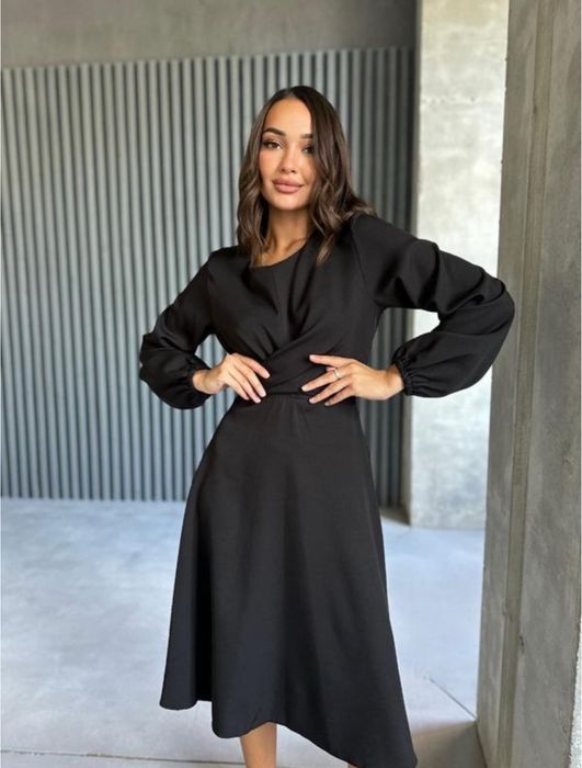 Чорна сукня з перекрутом