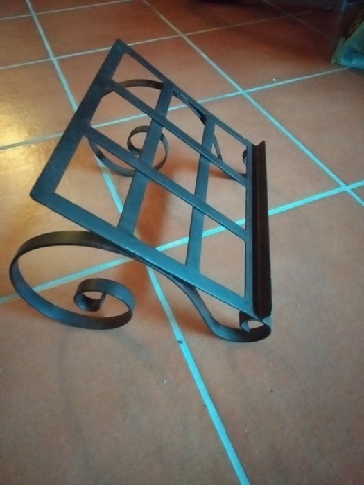 Suporte para livro decorativo em ferro forjado