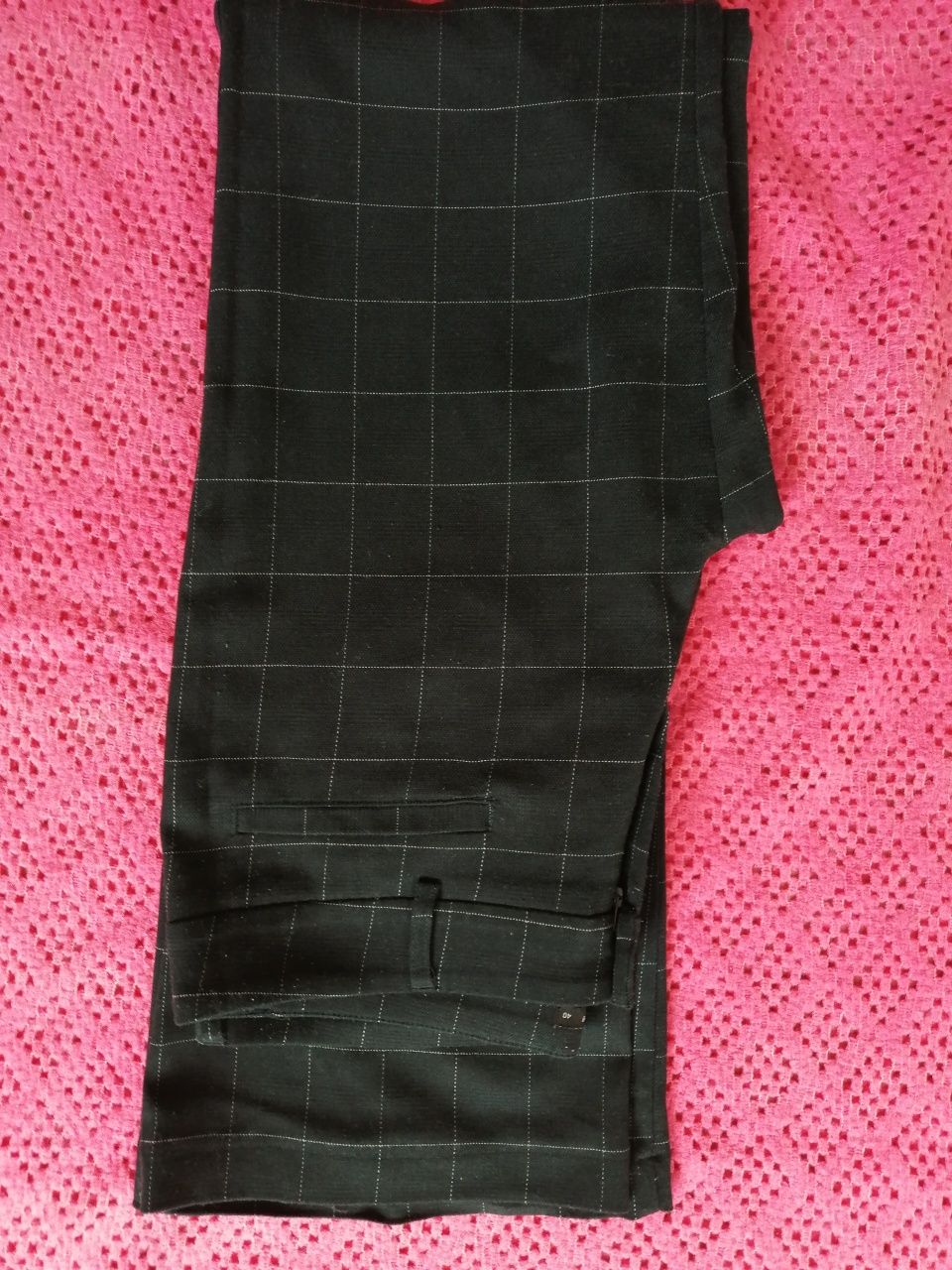 Czarne spodnie w kratkę