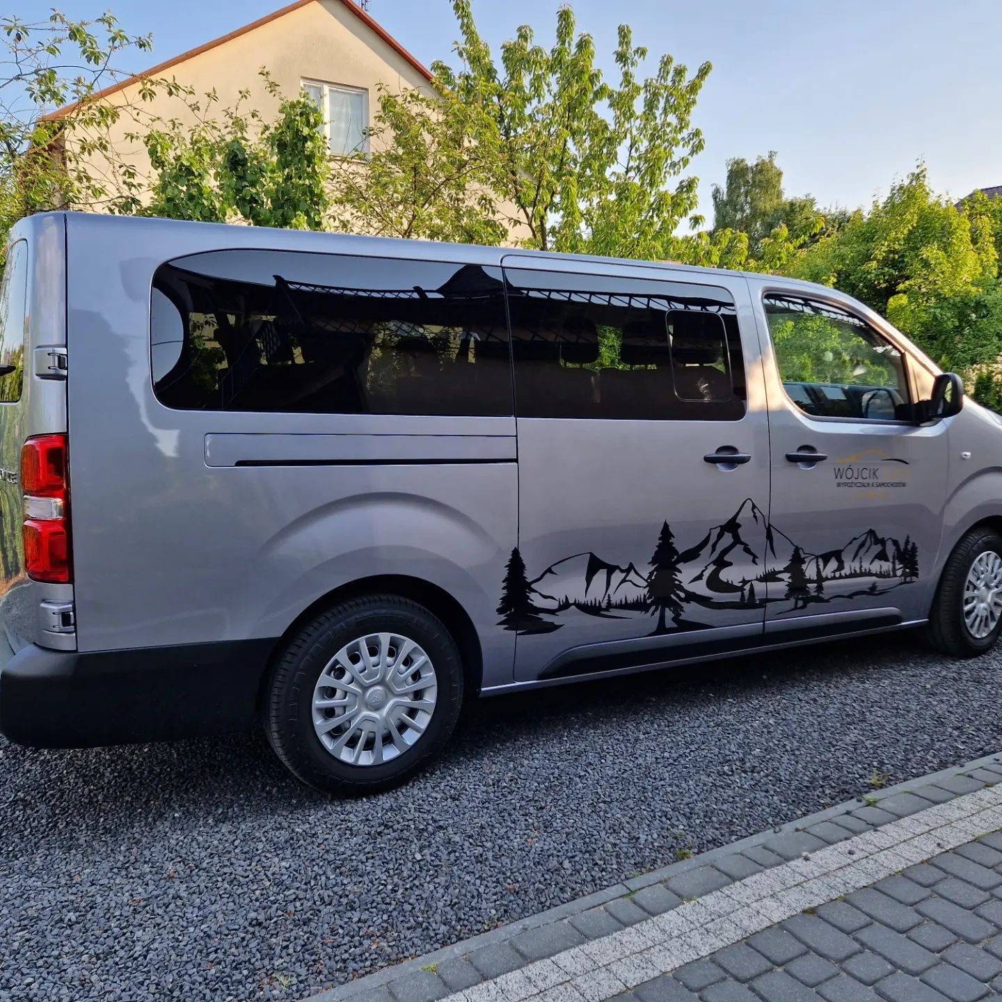 Wypożyczalnia wynajem samochodów bus- 8/9 osobowe, VIP