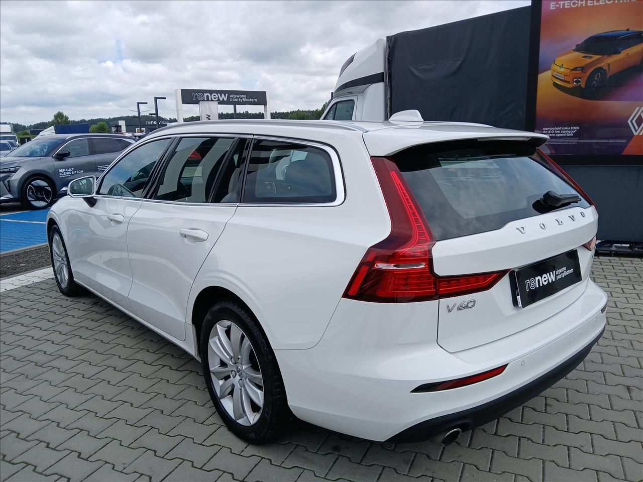 Volvo V60 oferta dealera/FV23/V60 B3 B Momentum Pro aut,LED,el.klapa,Android