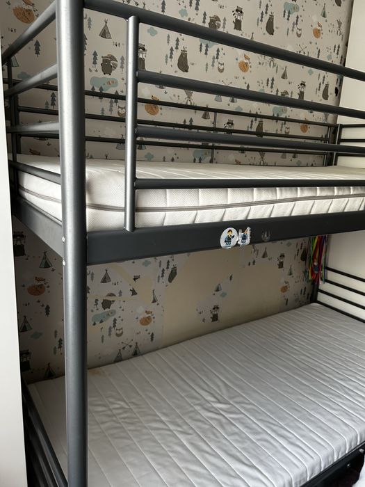 Łóżko pietrowe SVÄRTA z materacami