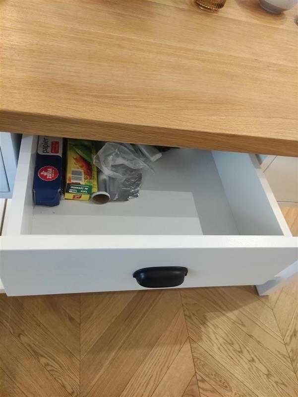 Wyspa kuchenna biala, gruby blat z litego drewna