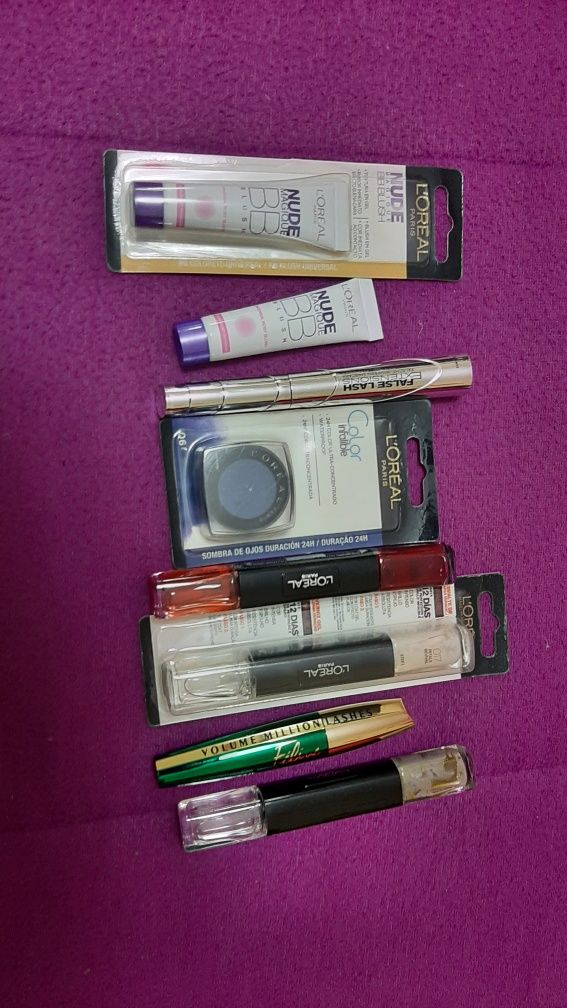 Varios produtos de beleza feminina