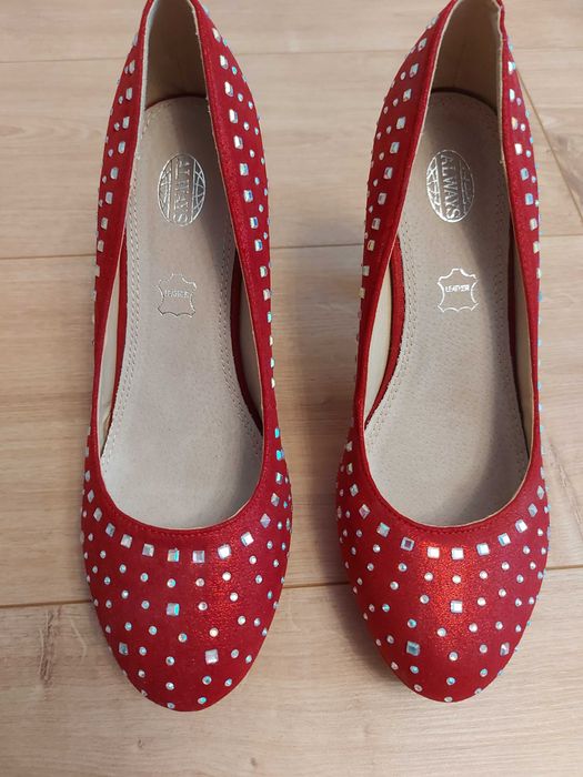 Czerwone szpilki z cekinami