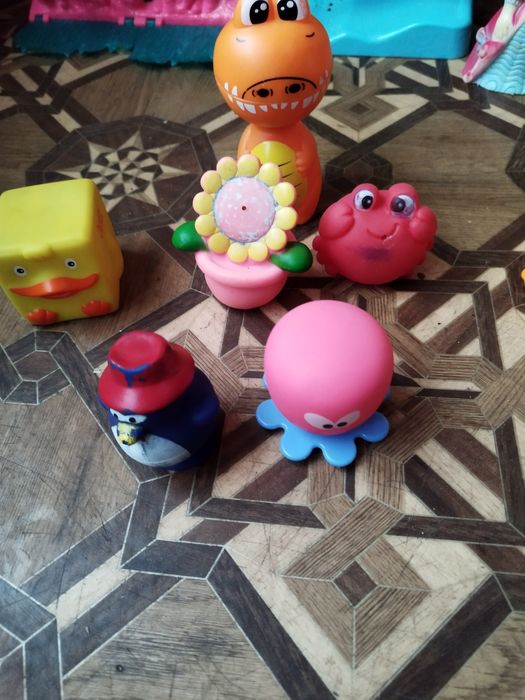 Для купання  і гри іграшки резинові,є з пищалками,книжка,кубик,млин ві