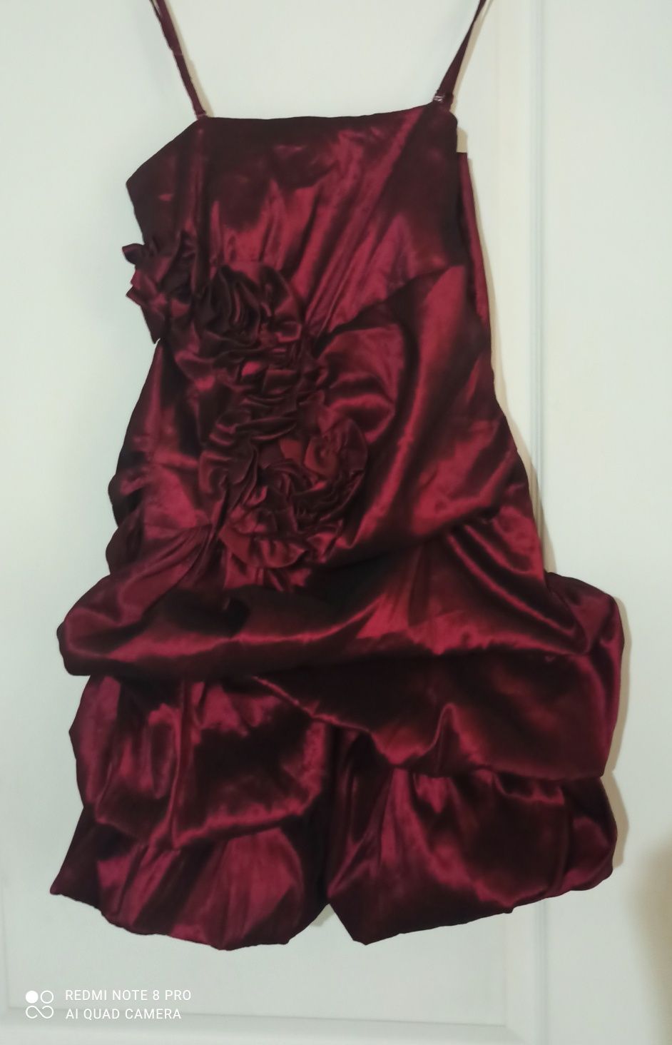 Burgundowa sukienka koktajlowa