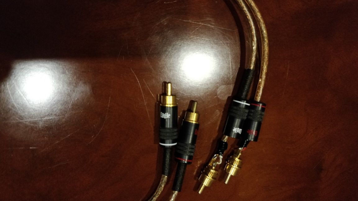 Vários cabos. Coaxial, RCA e ótico