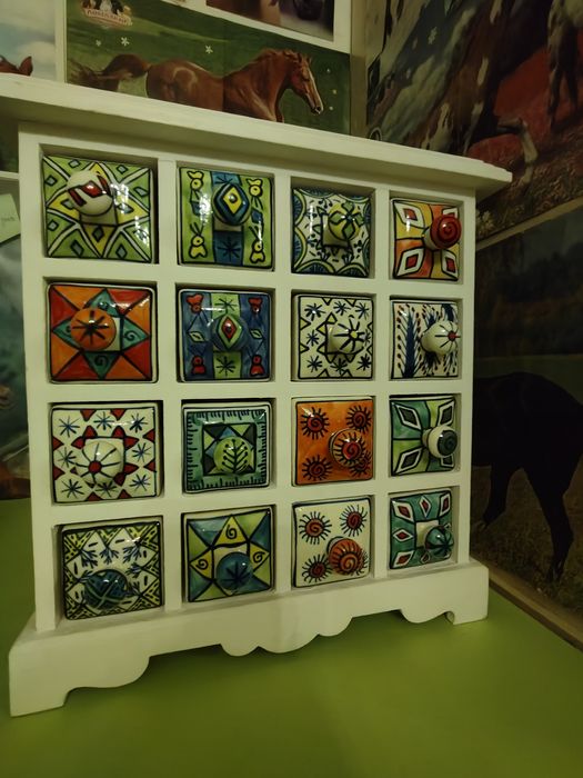 Шкатулка з маленькими шухлядкаминеймовірний