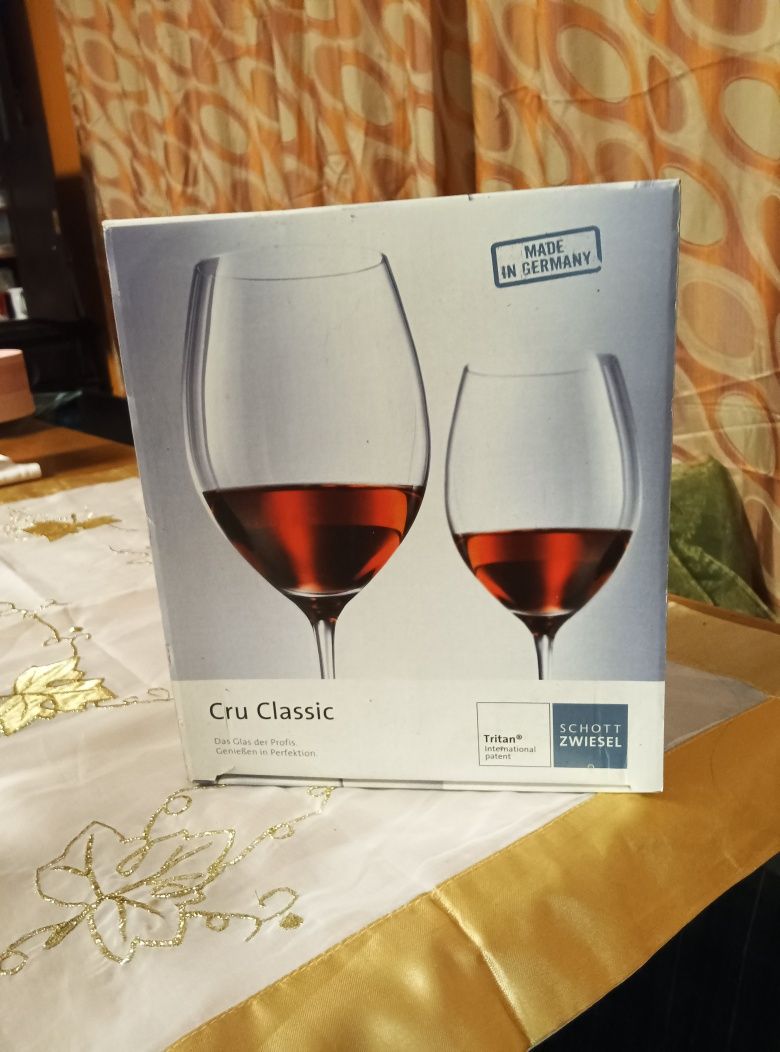 Copos de vinho novos