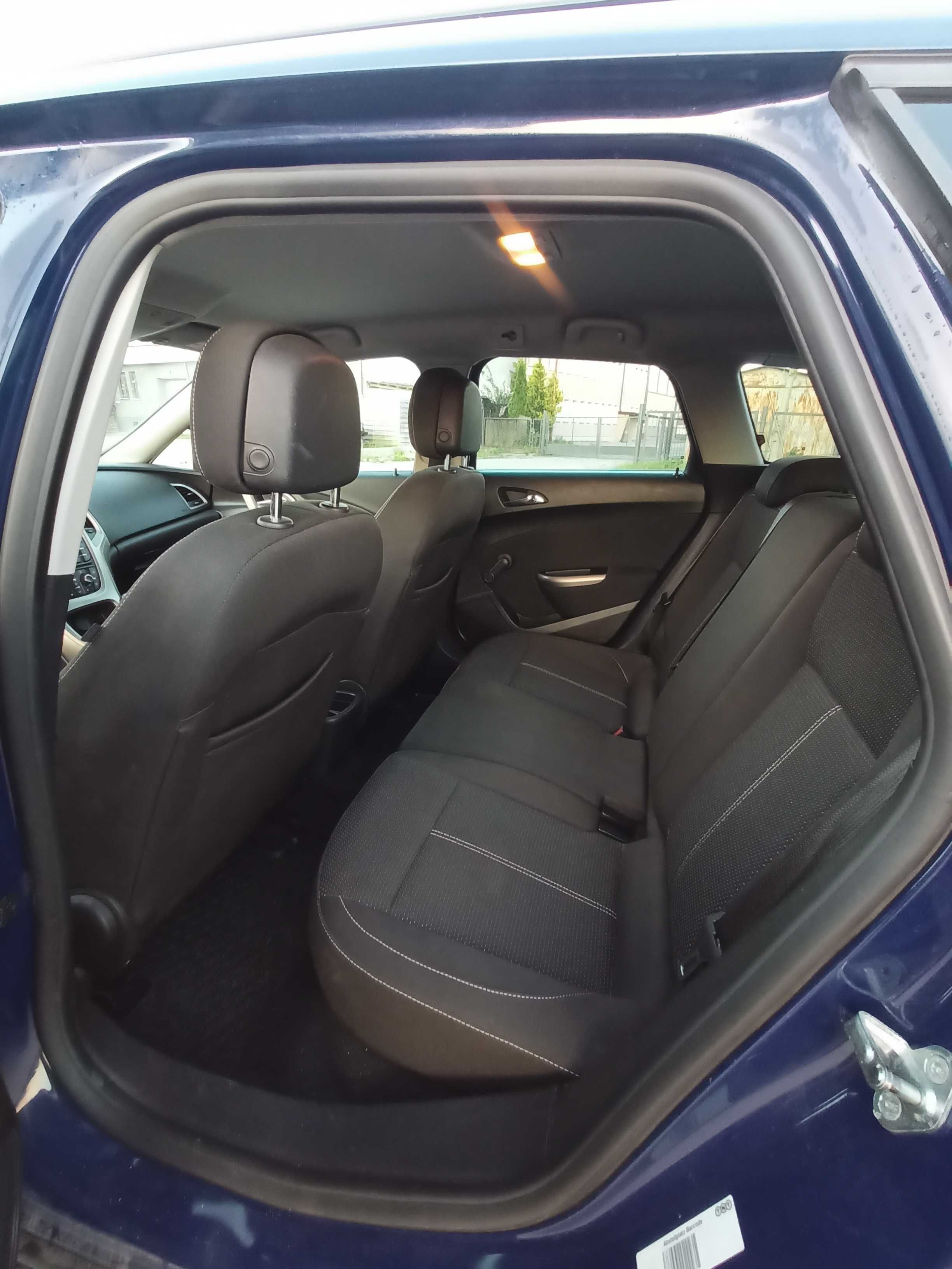 Opel Astra J Sports Tourer 1.7 CDTI z 2011 roku 110 km.