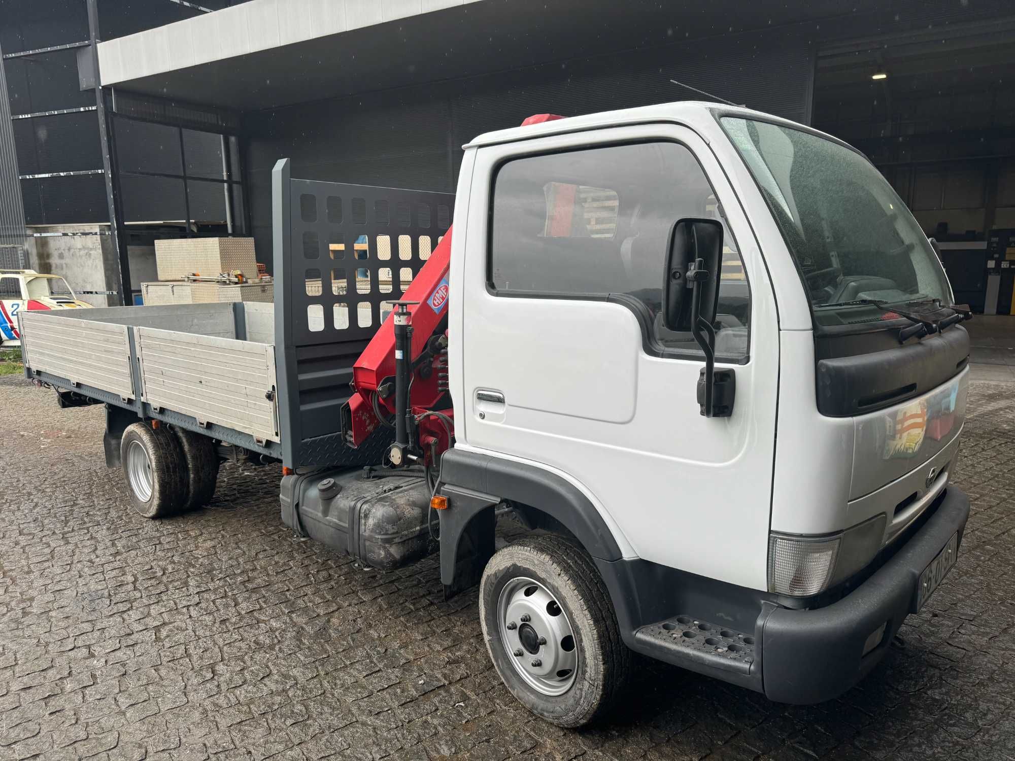 Carrinha Nissan Cabstar com grua HMF 340