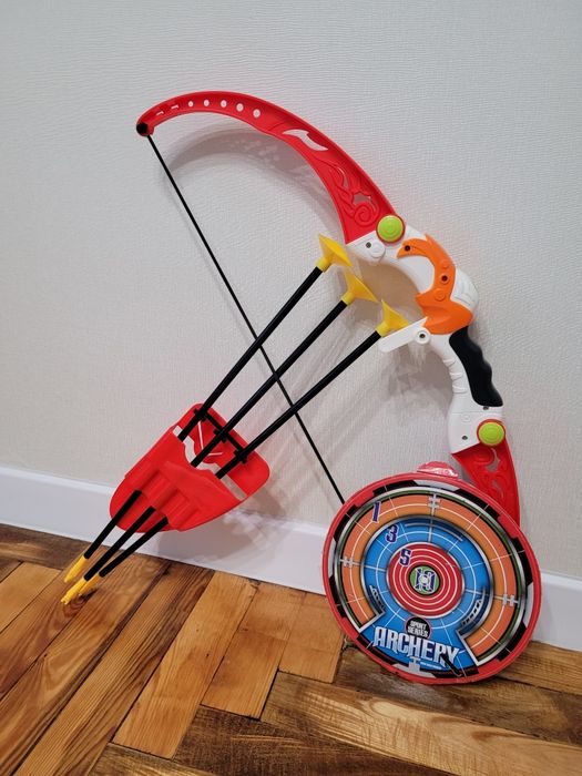 Лук со стрелами и мишень