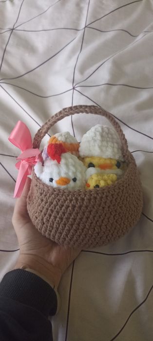 Koszyczek wielkanocny z wypełnieniem zrobiony na szydełku