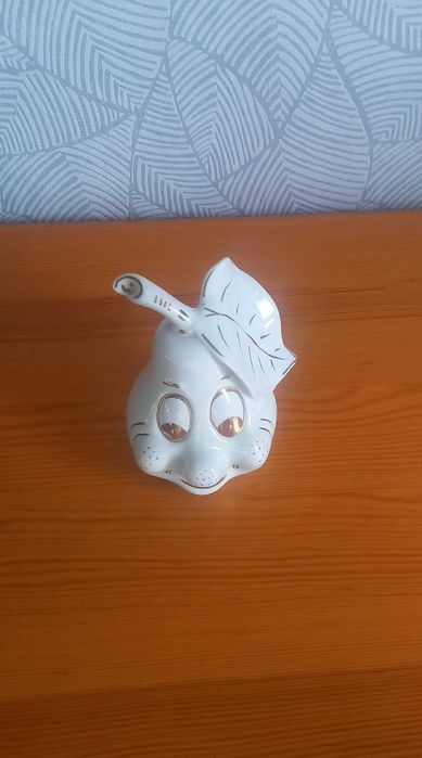 Figurka porcelanowa gruszka z liściem 15 cm