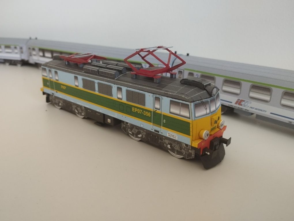 Model kartonowy  pociąg lokomotywa  expresowy zabawka  EU07  IC PKP In