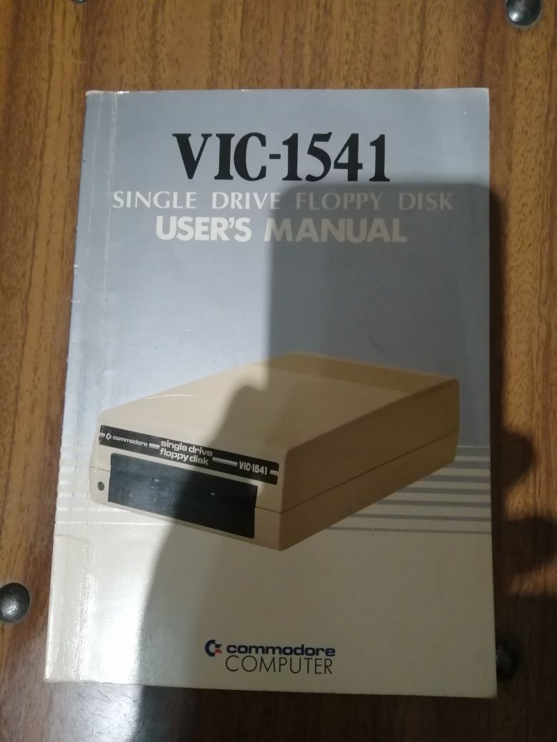 Commodore drive VIC-1541 funcional de 1981 c/ portes incluídos