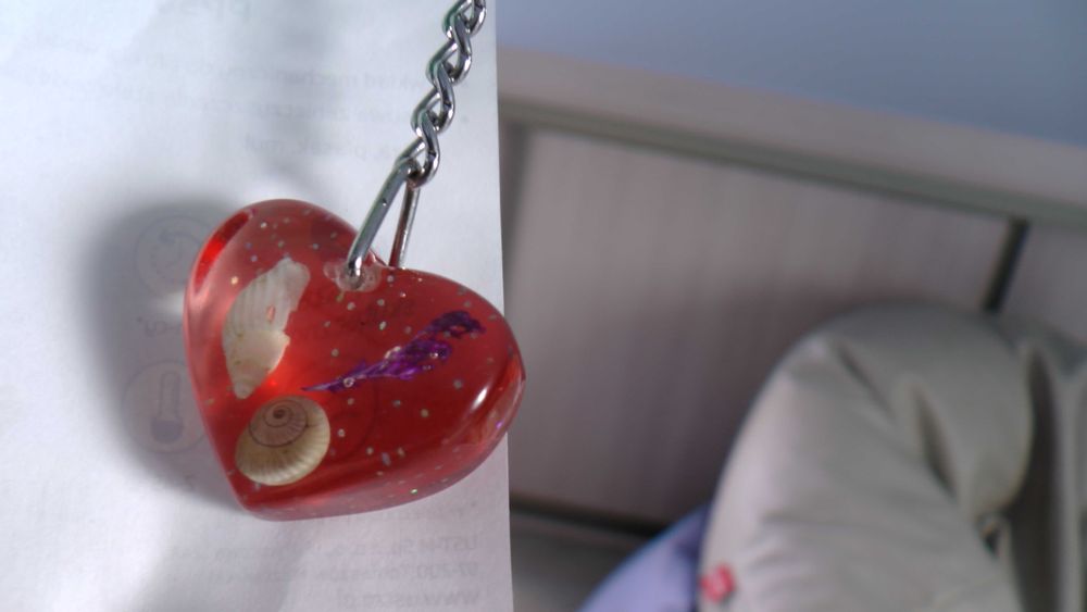 Brelok czerwone serce muszelki opiłki