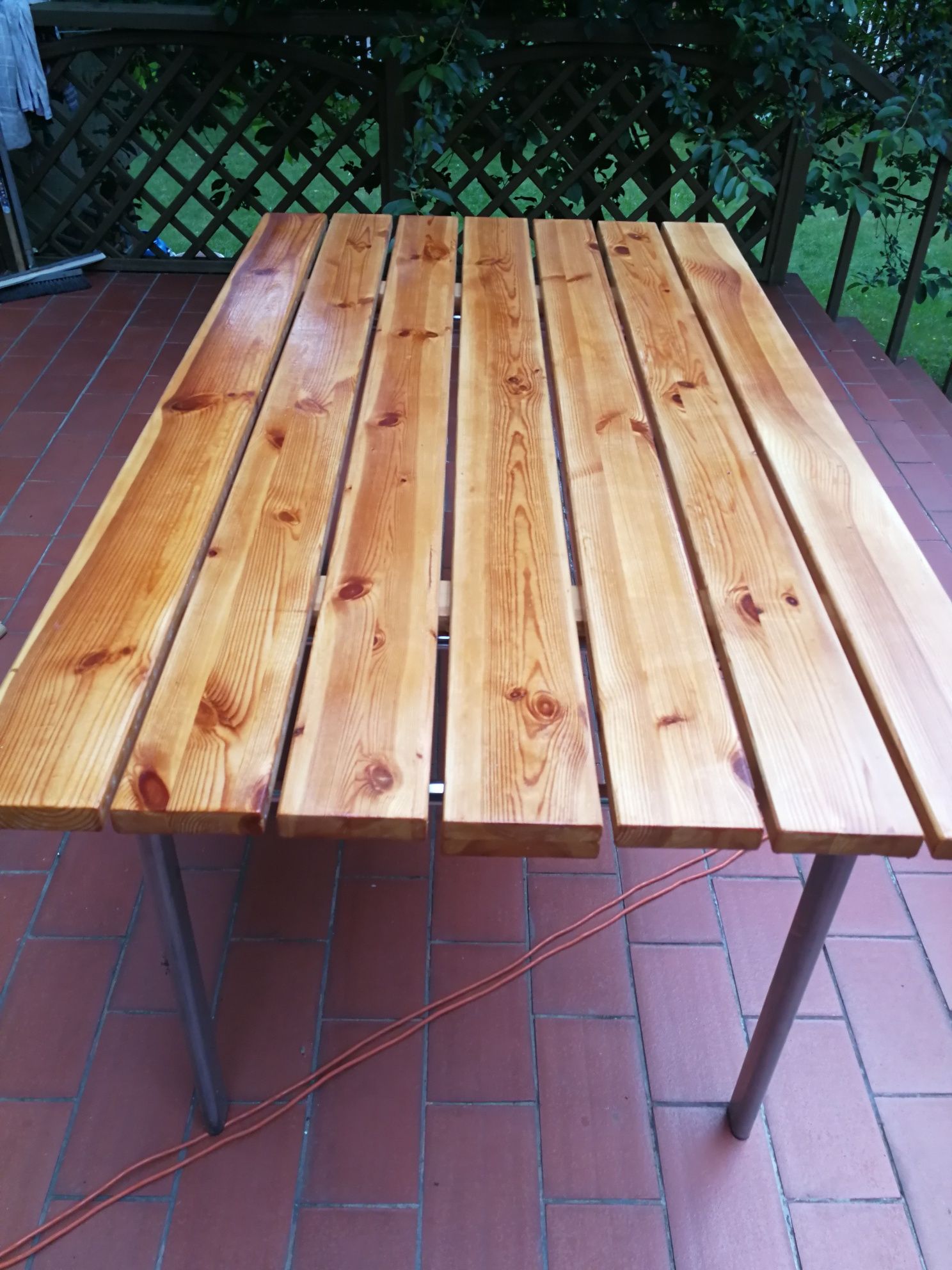 Stół ogrodowy z drewnianym blatem