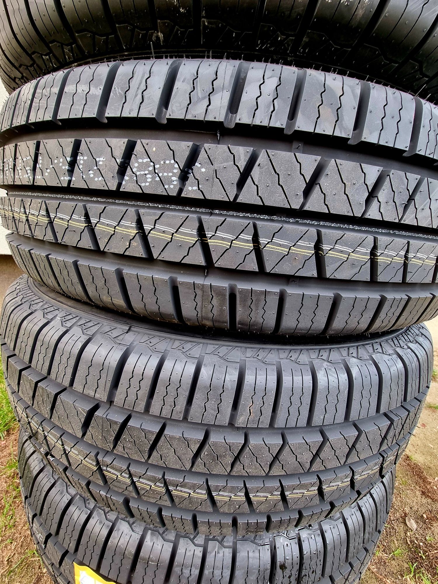 215/75R16 C * Nowe opony * Wielosezonowe do BUS- a * 2025 rok* Austone