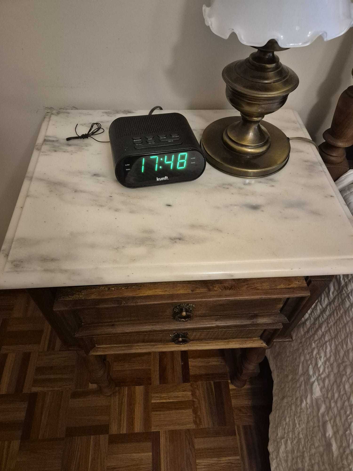 Mobília de quarto de madeira de carvalho com tampos mármore (vintage)
