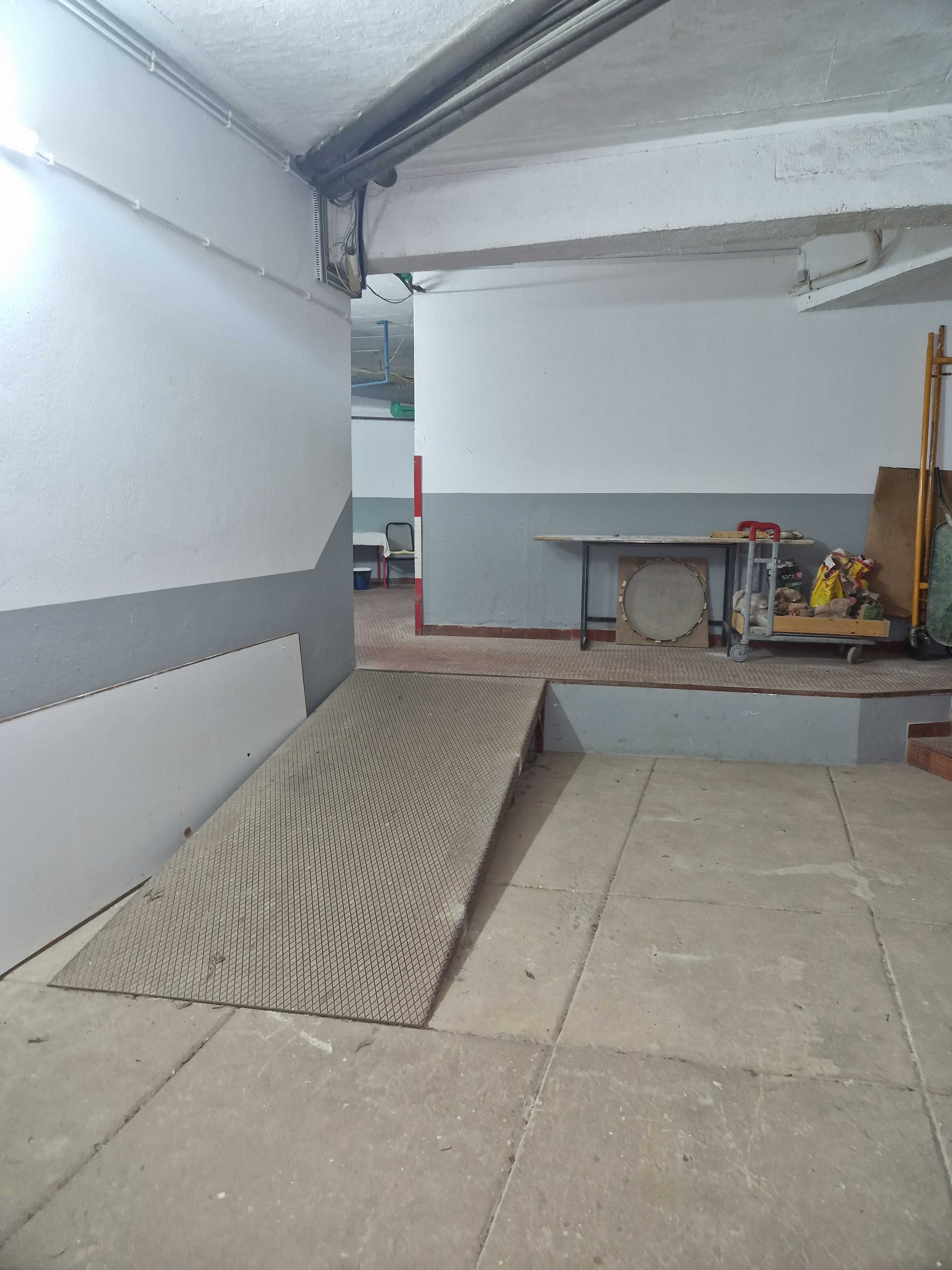 Arrecadação Portimão com Prateleiras - Fechada - 19m2 - Porta 1,95m