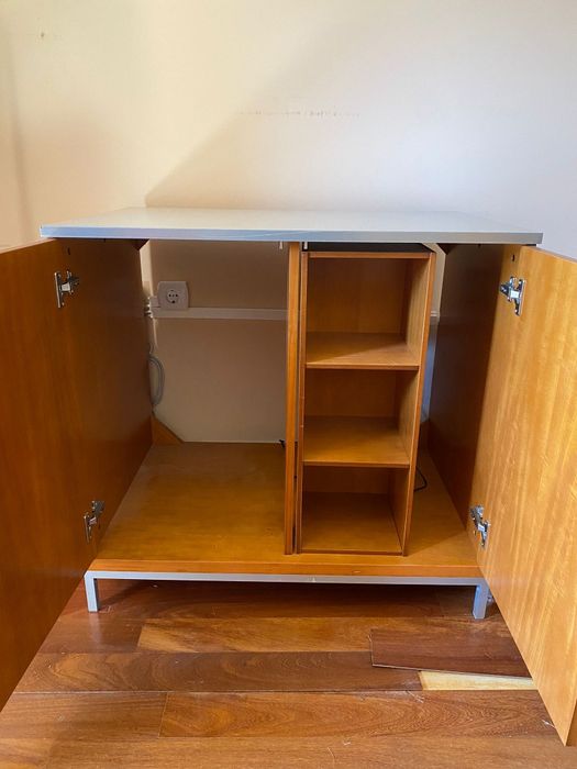 Roupeiro cerejeira com cofre incluído